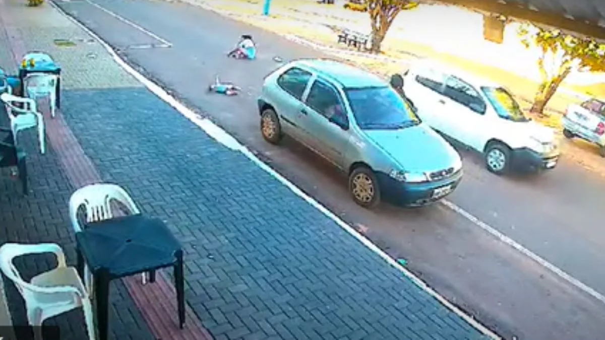 Idoso atropela criança de um ano, foge e é preso no PR; veja ao vídeo