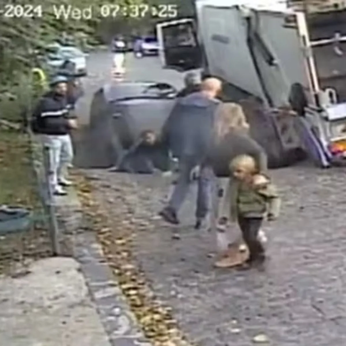 Criança é engolida por cratera na frente da mãe em chegada na escola; vídeo