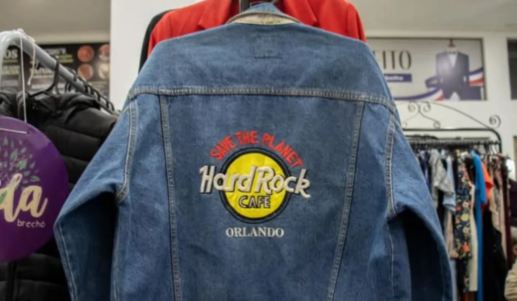 Araras do encontro de Brechós Saí do Armário