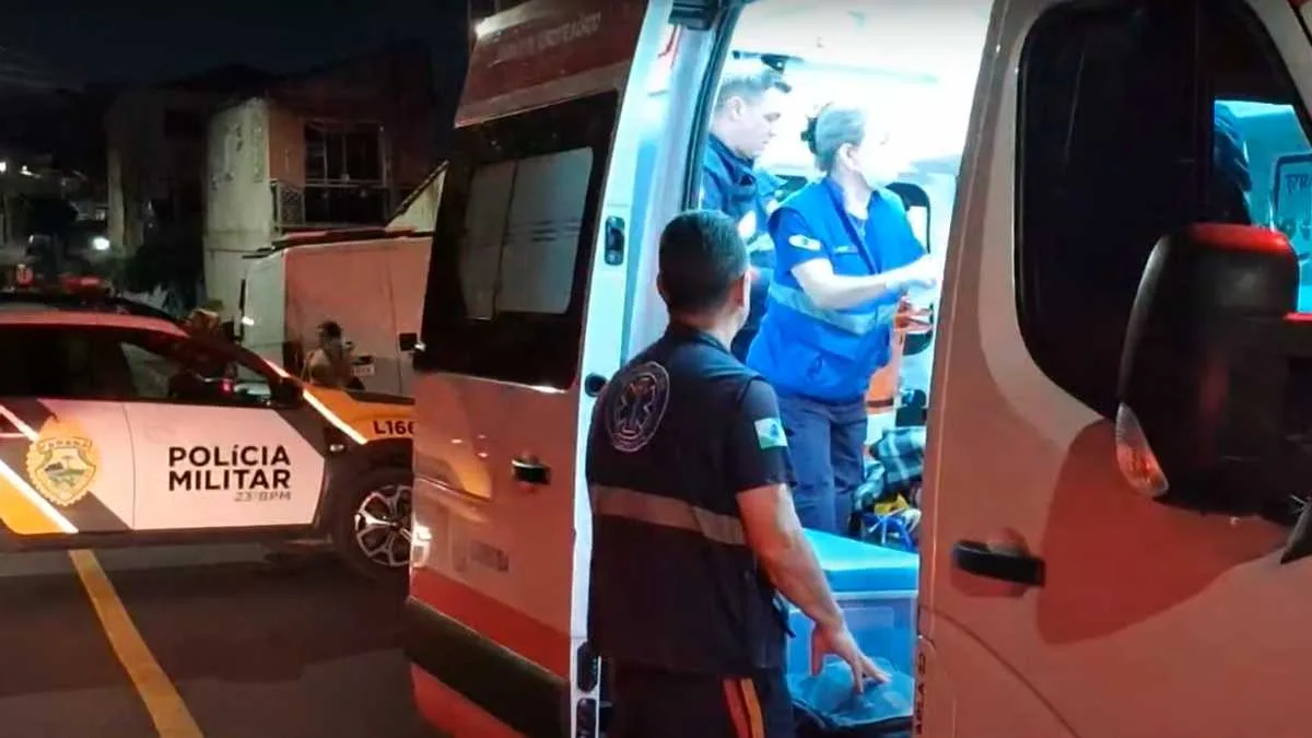 jovem em ambulância após ser esfaqueado pelo pai