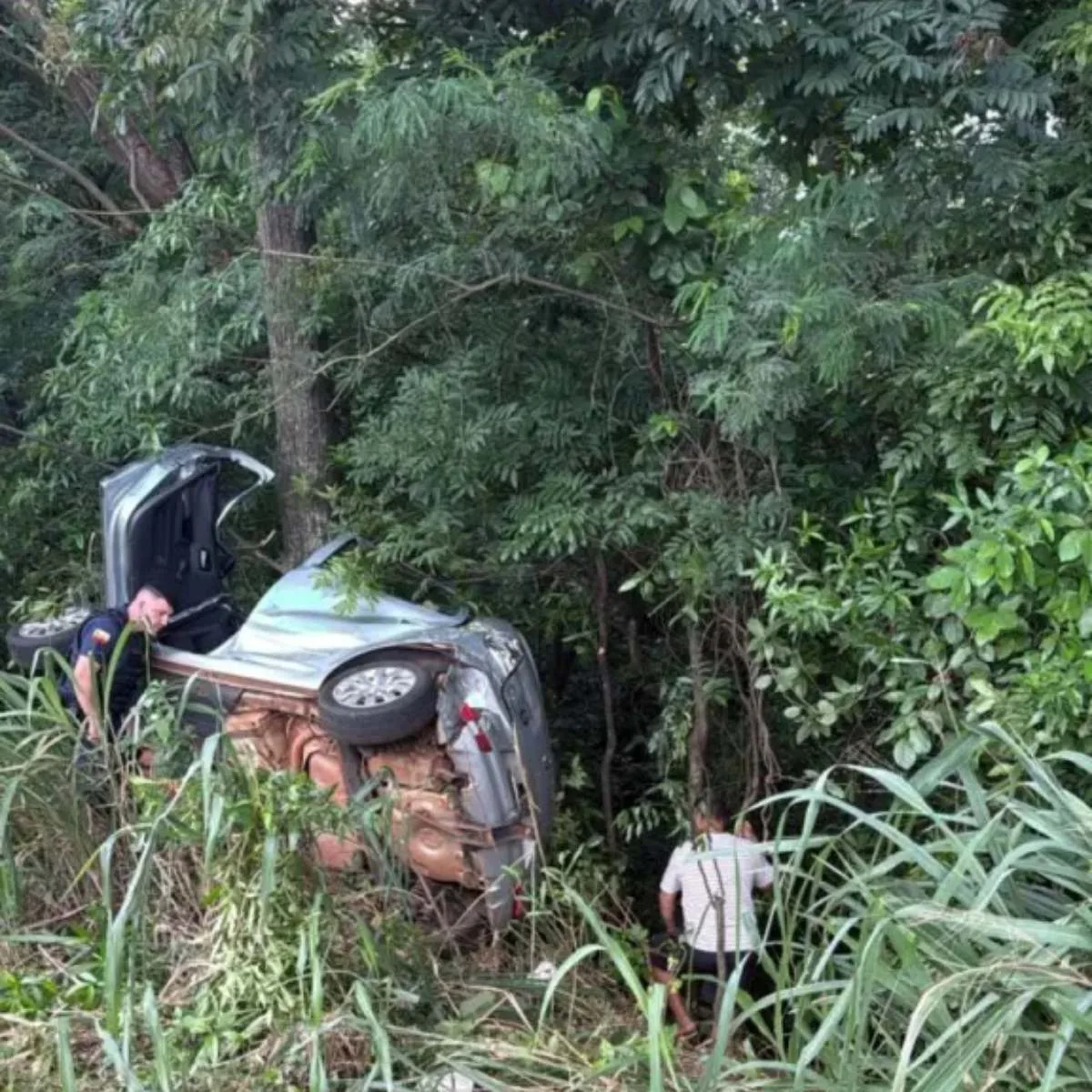 Um empresário de 57 anos morreu em um grave acidente na PR-317, em Maringá, no norte do Paraná, no final da tarde de quarta-feira (1º). A esposa dele teve ferimentos graves e está internada na UTI de um hospital da região. Uma jovem que foi ejetada do veículo teve ferimentos moderados.