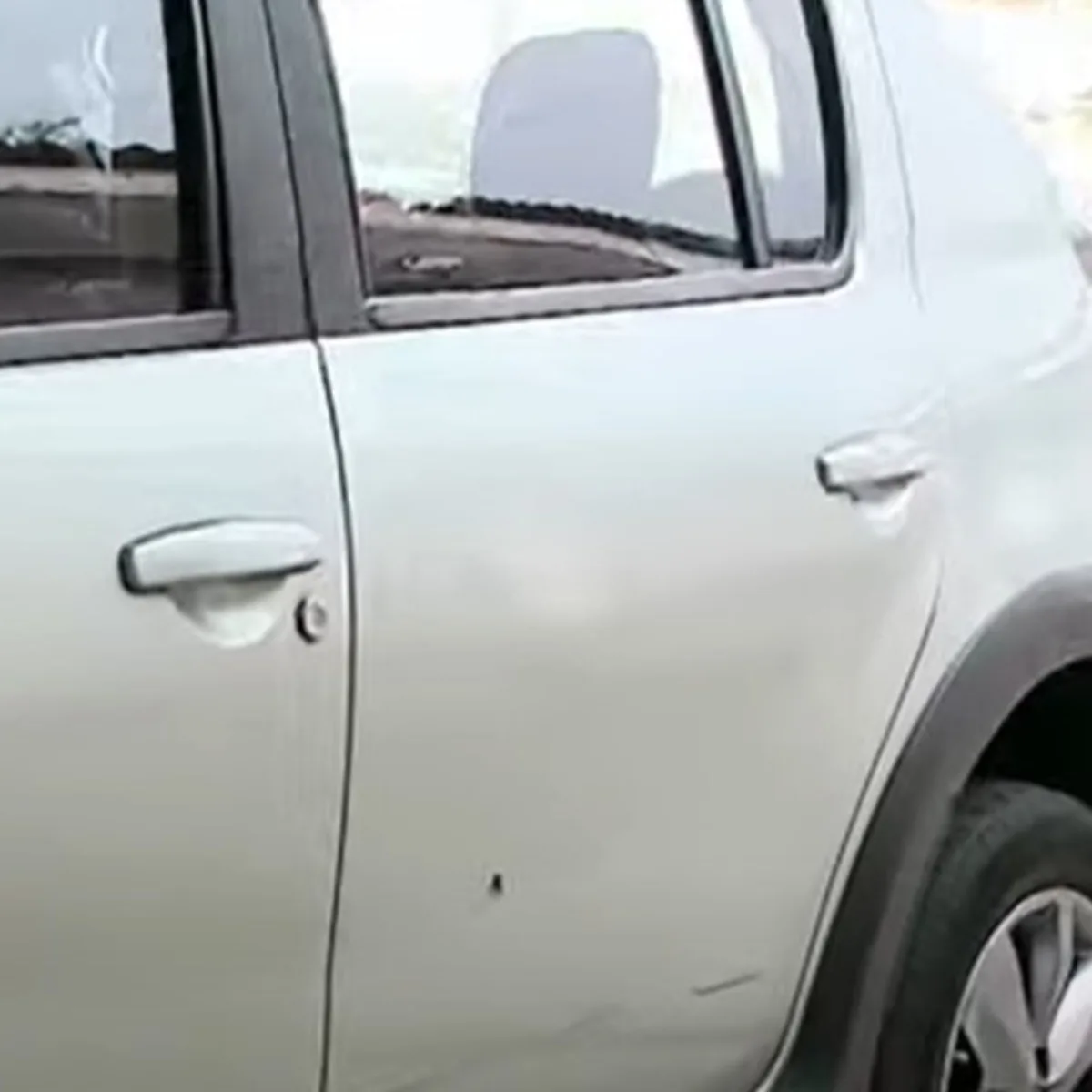 Um suspeito de balear uma mulher após uma briga de trânsito foi preso em flagrante por tráfico de drogas e porte ilegal de arma, na manhã desta quarta-feira (4), em Curitiba. De acordo com a Polícia Civil do Paraná (PCPR), agentes cumpriam um mandado de busca e apreensão na casa do suspeito quando encontraram um laboratório de manipulação de drogas.