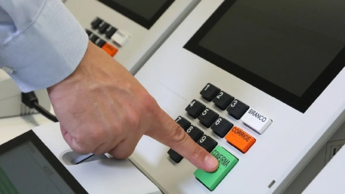 Uma urna apresentou problemas em Curitiba, na primeira hora de votação