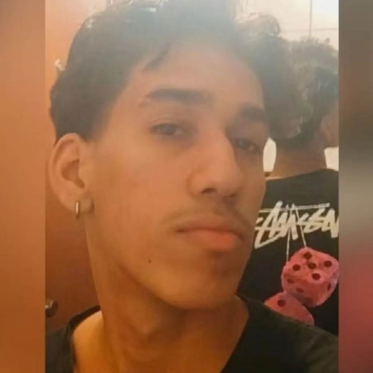 Jovem de 17 anos morre eletrocutado enquanto usava celular na tomada