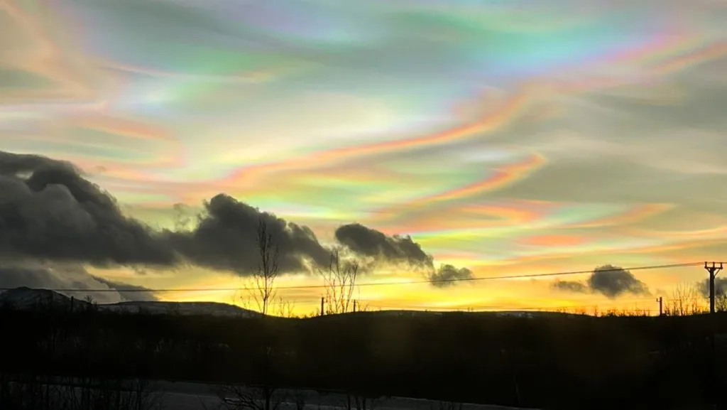 Nuvem madrepérola: entenda o fenômeno flagrado em imagens inéditas