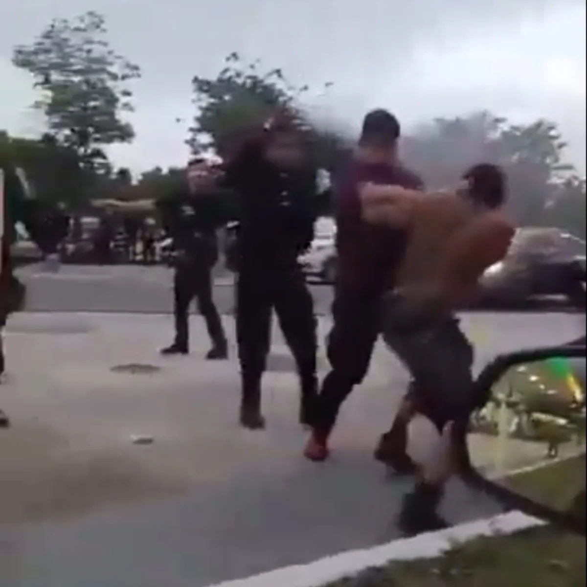 Nego do Borel é flagrado em briga de rua e vai parar na delegacia; vídeo
