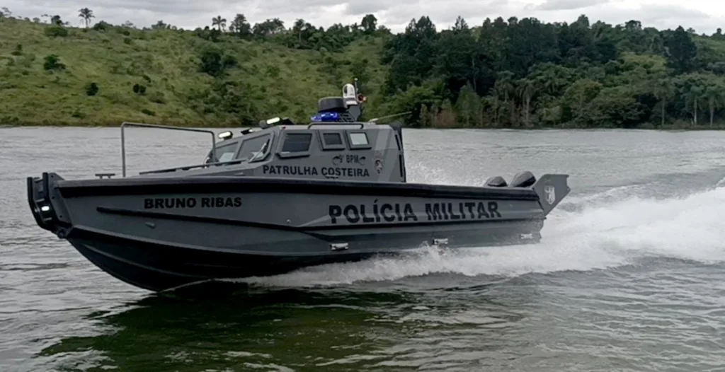 lancha blindada da PMPR combate o tráfico no litoral do estado