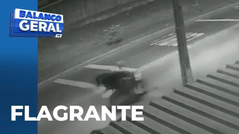Câmera flagra acidente, em que motociclista perde controle e acerta poste