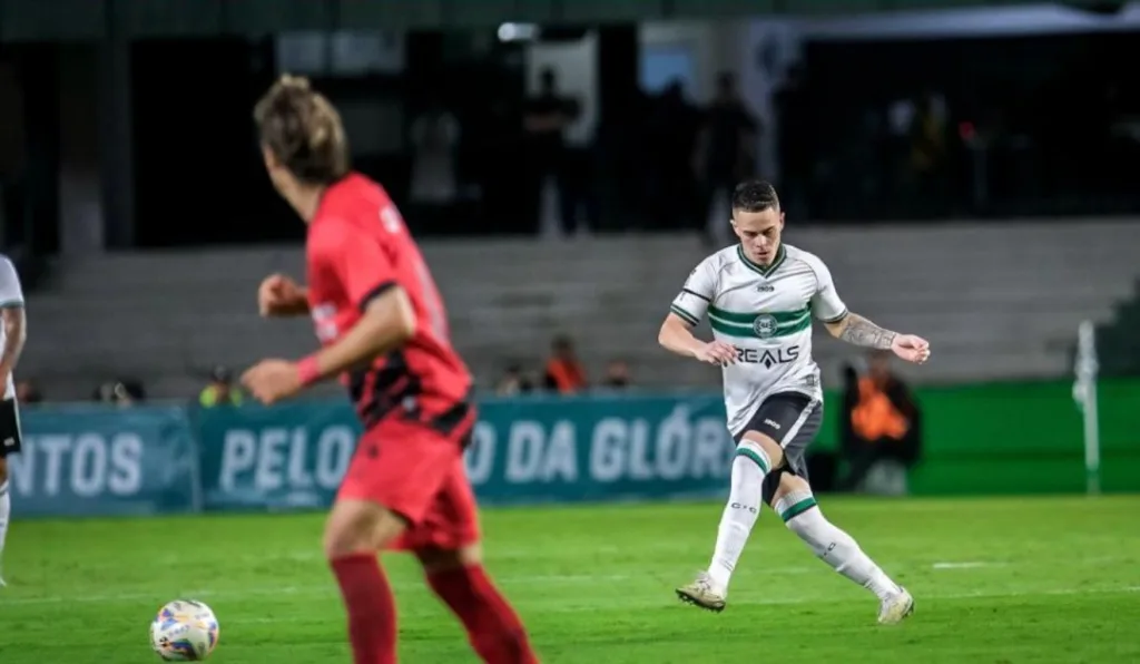 Jogadores de Athletico e Coritiba