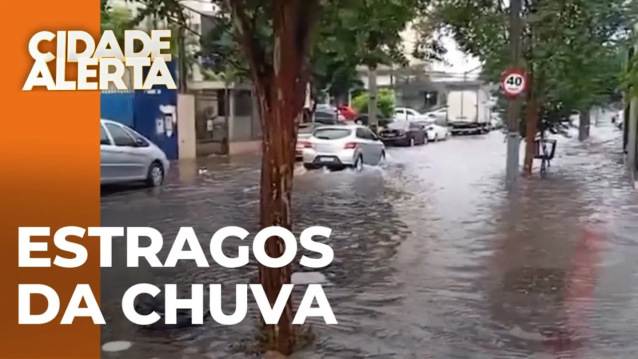 Semana começou com chuva forte e muitos pontos de alagamentos