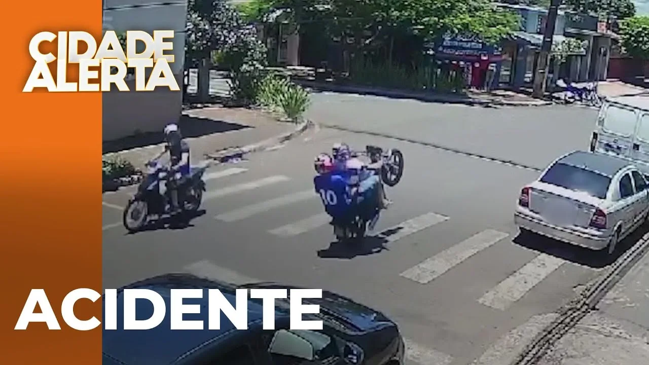 Adolescente dando o famoso "grau" bate contra carro em Rolândia; câmera registrou o acidente