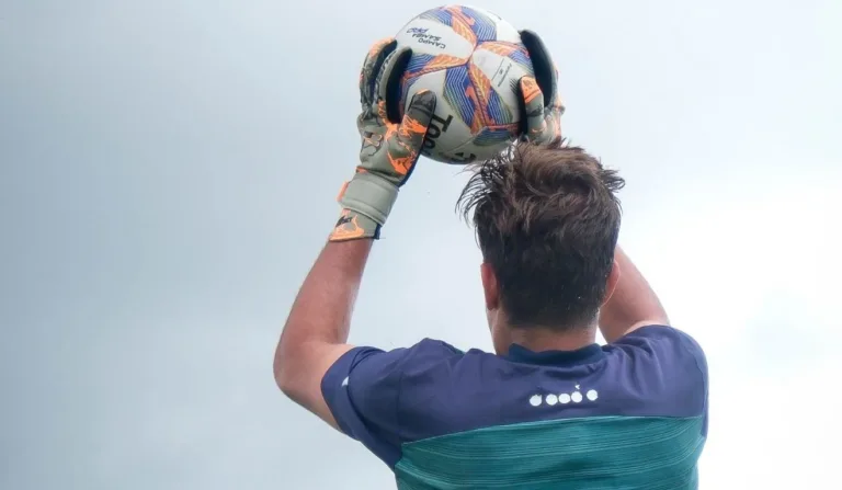 jogador sub-20 do coritiba durante um treinamento