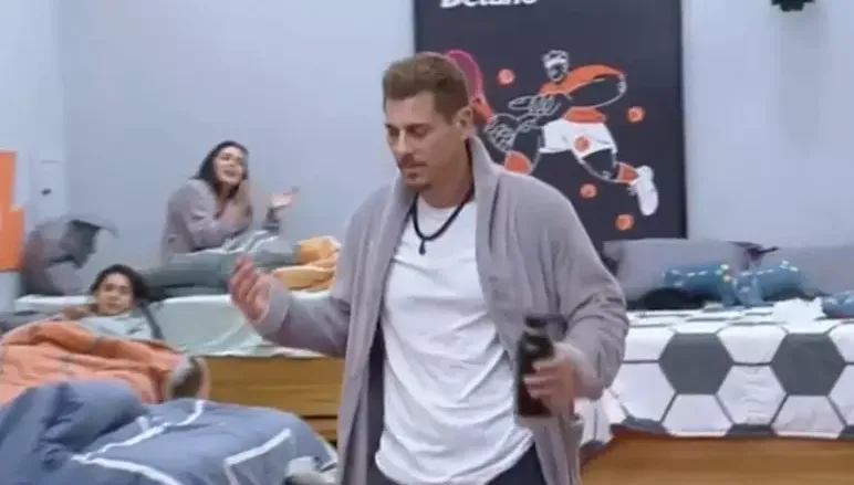 Sacha é aplaudido por Fernanda e peoas (Imagem: Reprodução / PlayPlus)