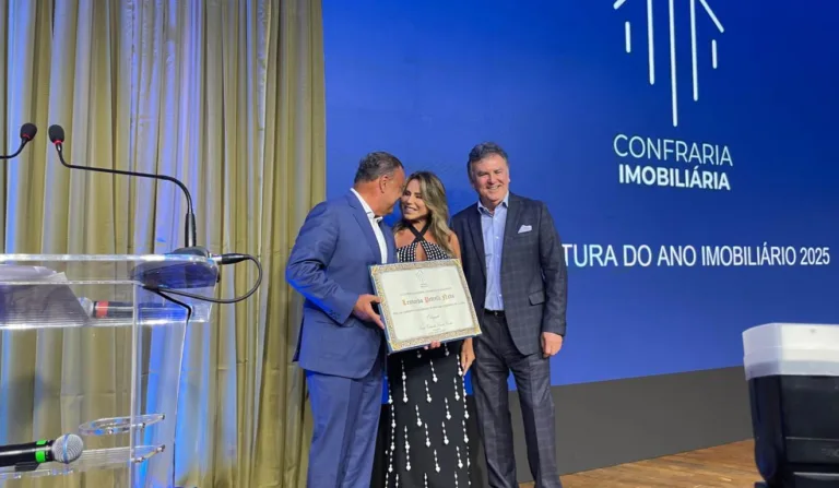 Petrelli recebendo prêmio ao lado da esposa