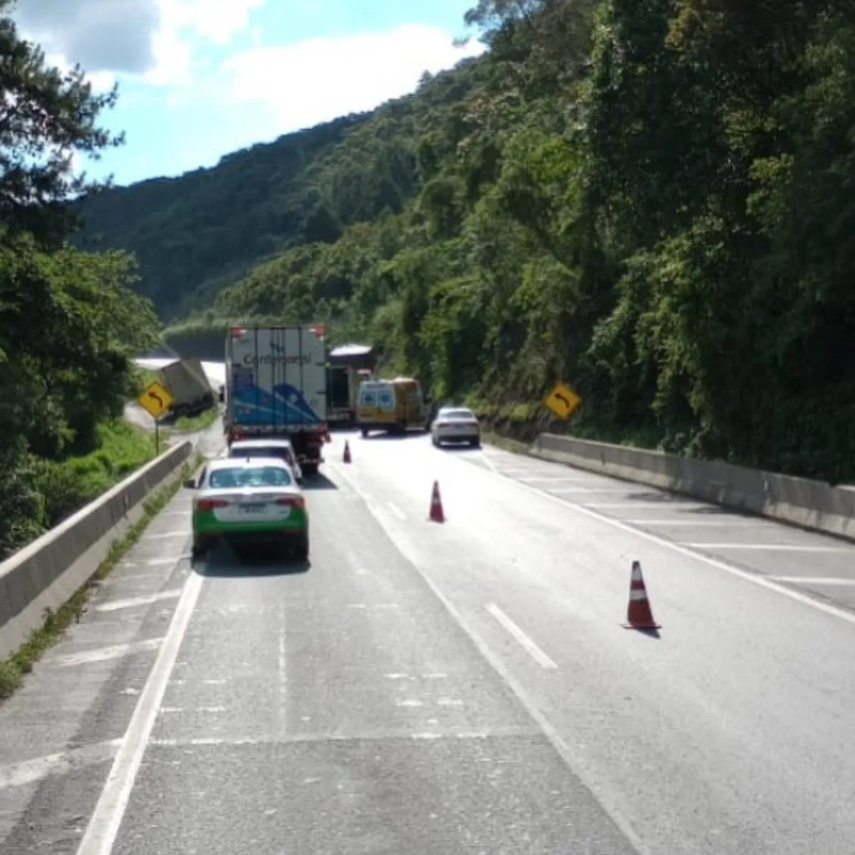 Engavetamento com cinco veículos bloqueia BR-277 e provoca 10 km de congestionamento
