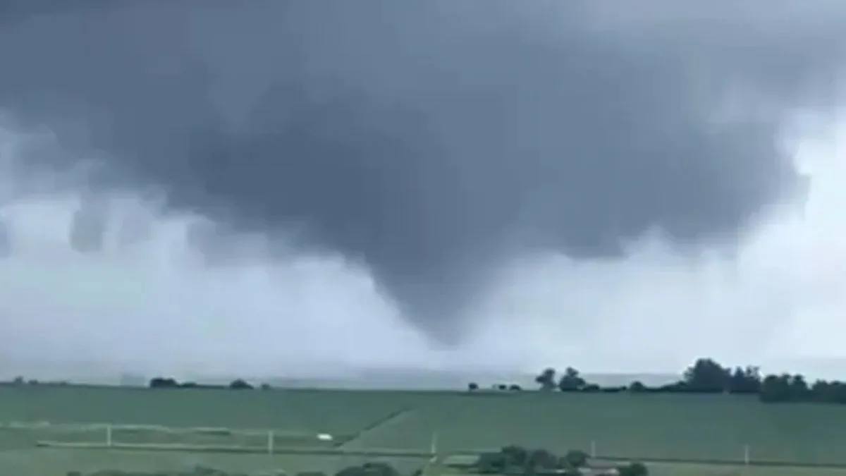 Temporal causado por nuvem funil deixa estragos no interior do Paraná; veja imagens