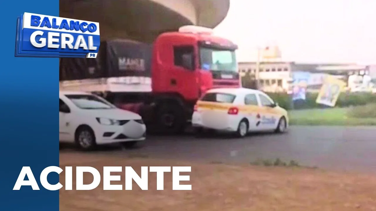 Carro de autoescola é arrastado por caminhão na Av. Colombo; caso foi registrado em vídeo