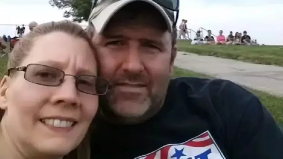 A mulher estava procurando itens de natal