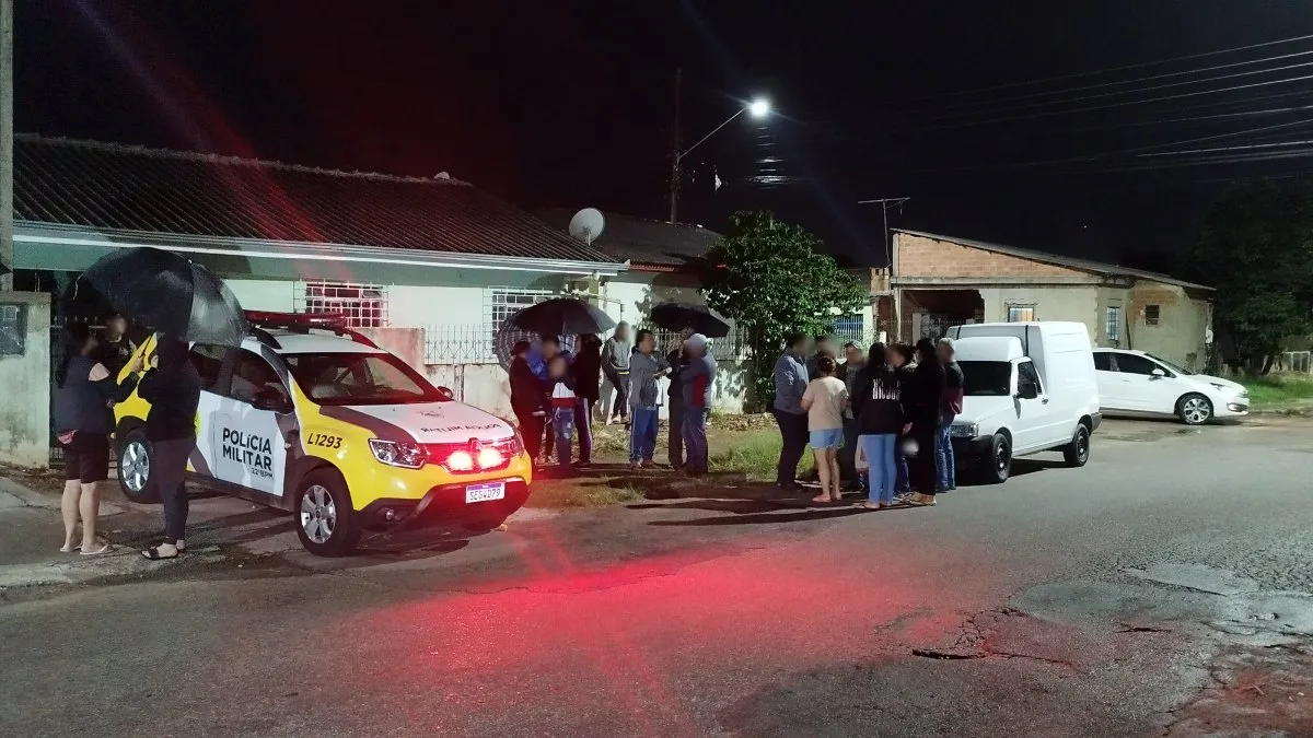 Um homem de 54 anos foi encontrado morto, no quintal da casa em que morava, no bairro Campo Alto, em Colombo, Região Metropolitana de Curitiba, na quarta-feira (8) à noite. Conforme a Polícia Civil do Paraná (PCPR), o corpo foi encontrado por familiares do homem, que estranharam a falta de notícias ao longo do dia.