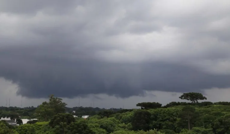 céu com nuvens escuras
