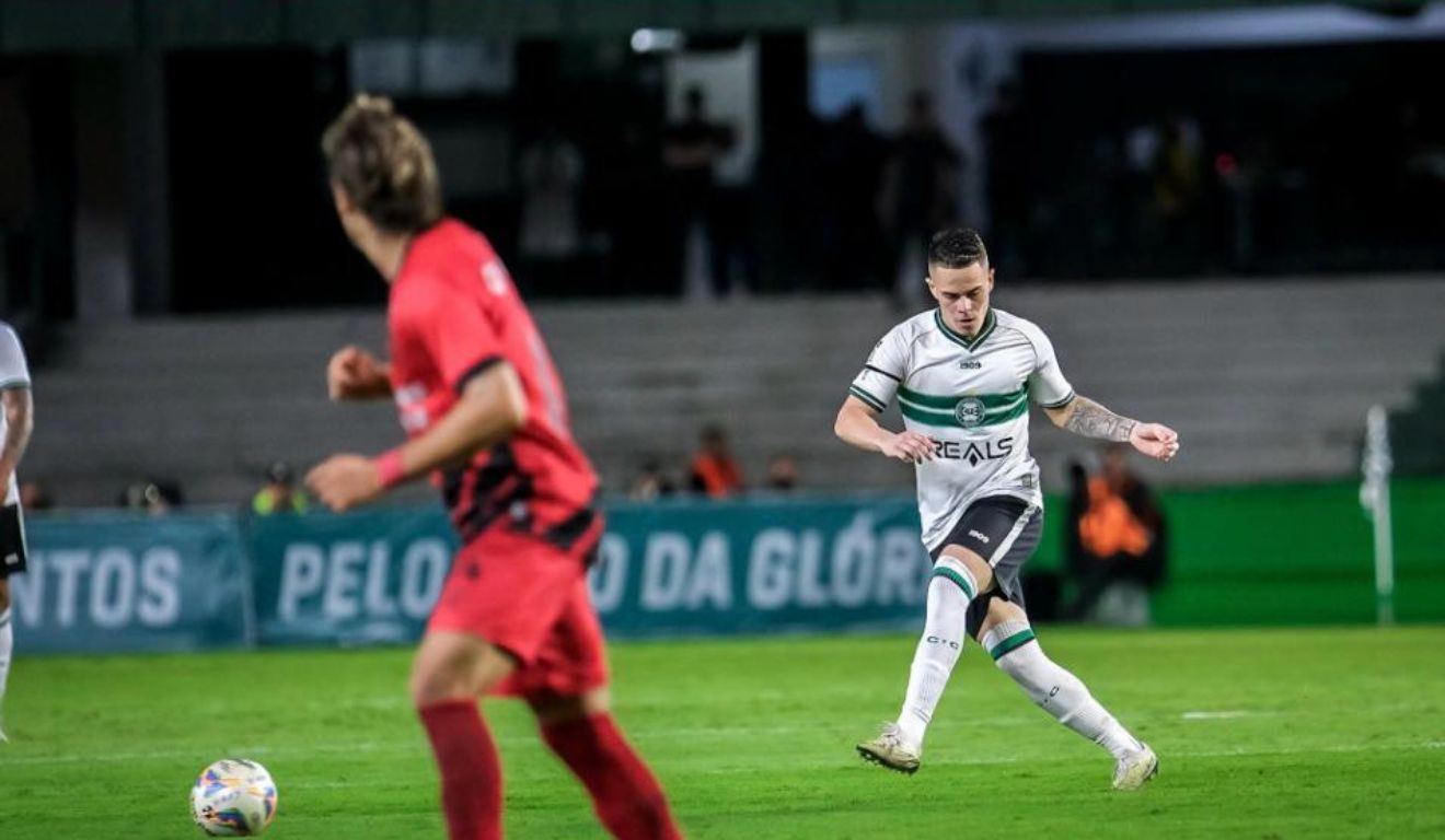 Jogadores de Athletico e Coritiba