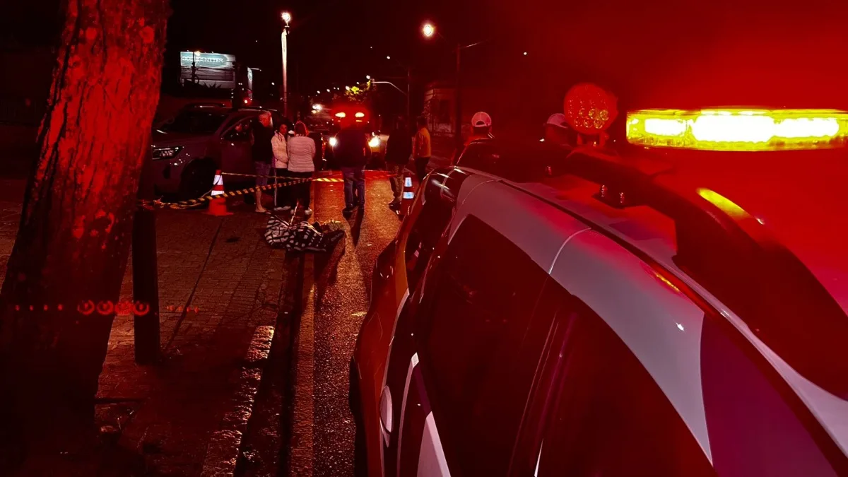 Um idoso morreu após cair sobre a rua e ser atropelado, no final da noite de sábado (28), no bairro Alto da XV. O motorista que atropelou a vítima fugiu sem prestar socorro e agora é procurado pela polícia. Uma câmera de segurança registrou toda a situação