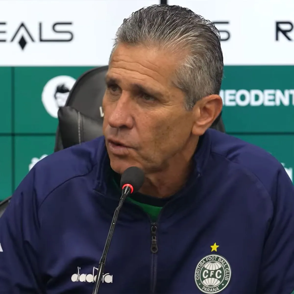 Técnico do Coritiba, Jorginho dá entrevista coletiva