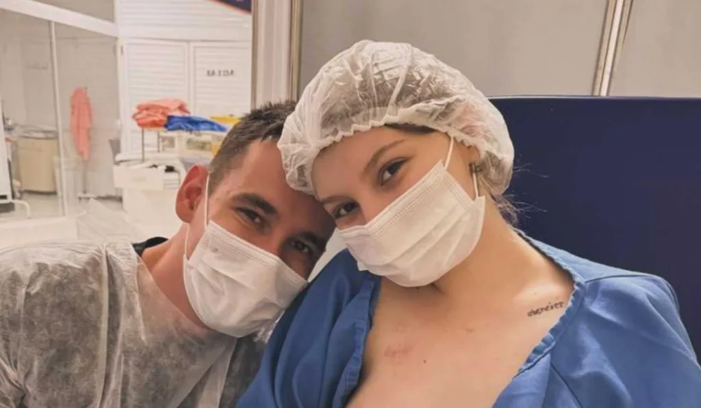 Isabel Veloso e Lucas Veloso dentro da UTI no hospital