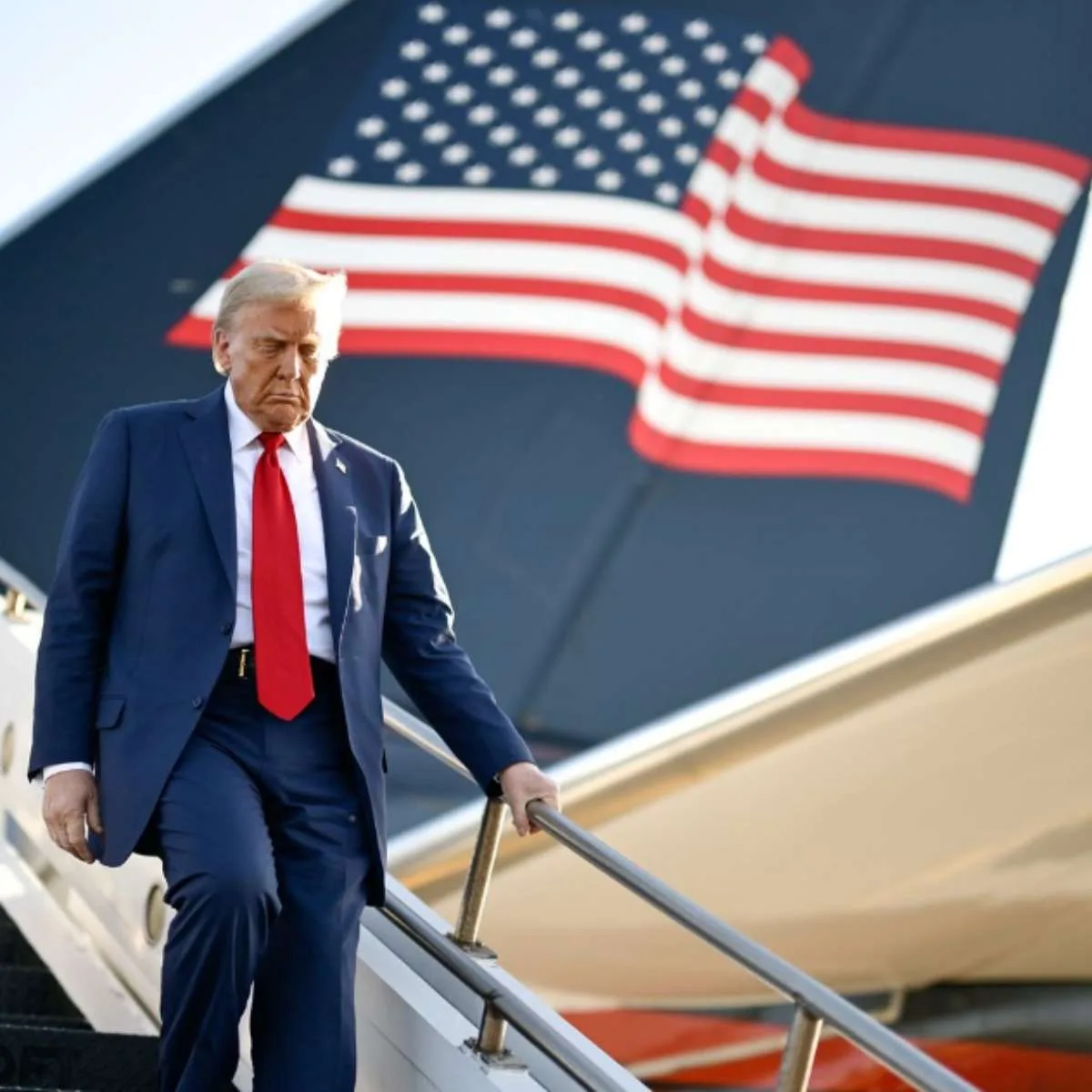 Após o Governo da China retaliar as taxas de importação dos Estados Unidos com 34% de tarifas, o presidente norte-americano, Donald Trump, ameaçou os chineses nesta segunda-feira (7) com novo aumento adicional de 50%, caso o país asiático não volte atrás dessa decisão.