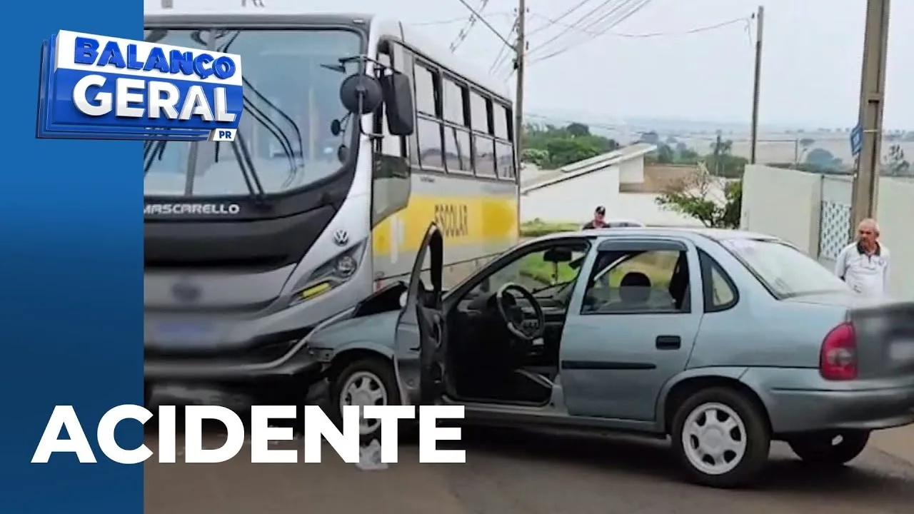 Acidente em Iguatemi: carro invade a preferencial e bate em ônibus escolar