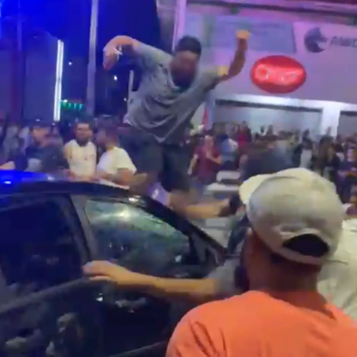 Carro é depredado durante comemoração das eleições em Almirante Tamandaré; vídeo
