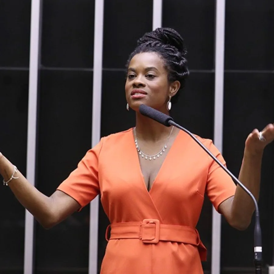 Carol Dartora foi alvo de email com ofensas e ameaças