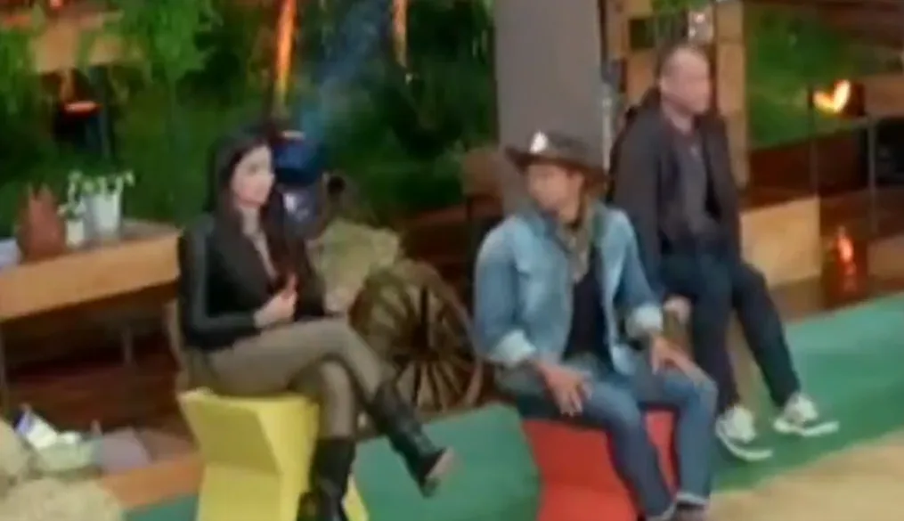 Vanessa teria feito o sinal mostrando cinco dedos indicando Roça quíntupla (Imagem: Reprodução / RECORD TV)