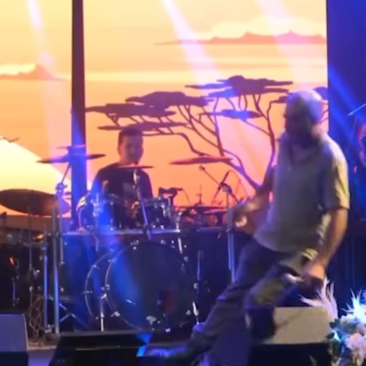 Cantor desmaia e cai do palco durante show no Paraná; veja vídeo