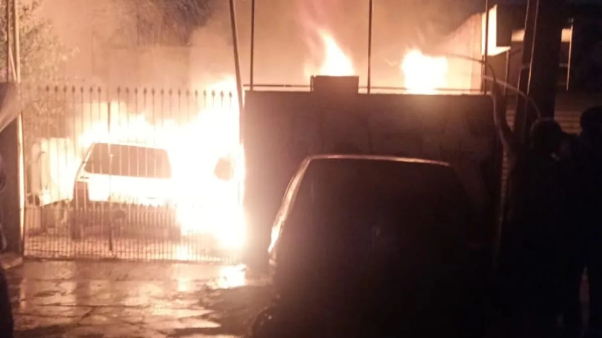 O Balanço Geral desta segunda-feira (6) mostra uma situação revoltante. Um balão caiu em cima de uma oficina e danificou três carros durante a madrugada. O caso aconteceu na Rua Manoel Macedo Ribeiro, no bairro Pinheirinho, em Curitiba.