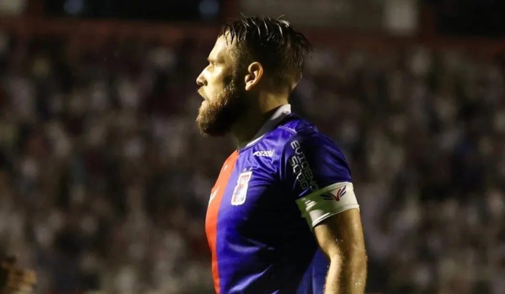 jogador do paraná clube durante um jogo