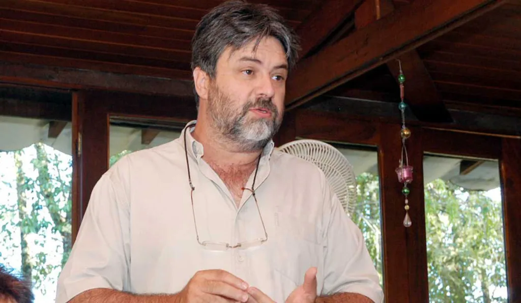 Maurício Requião falando com blusa bege