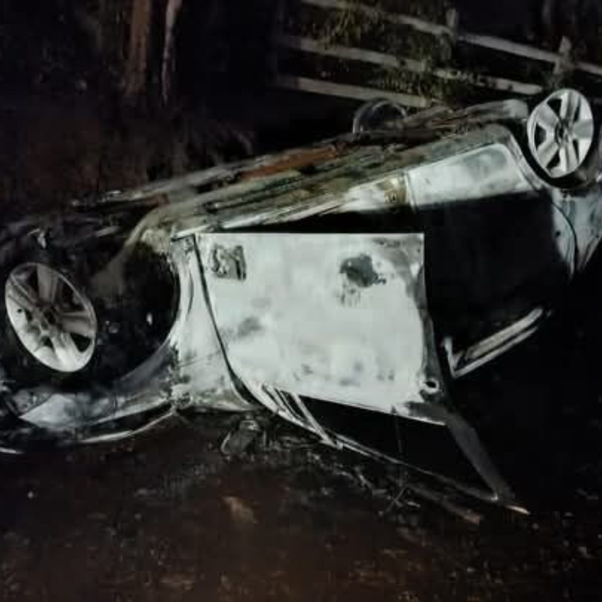 Corpo carbonizado é encontrado no porta-malas de carro capotado no PR