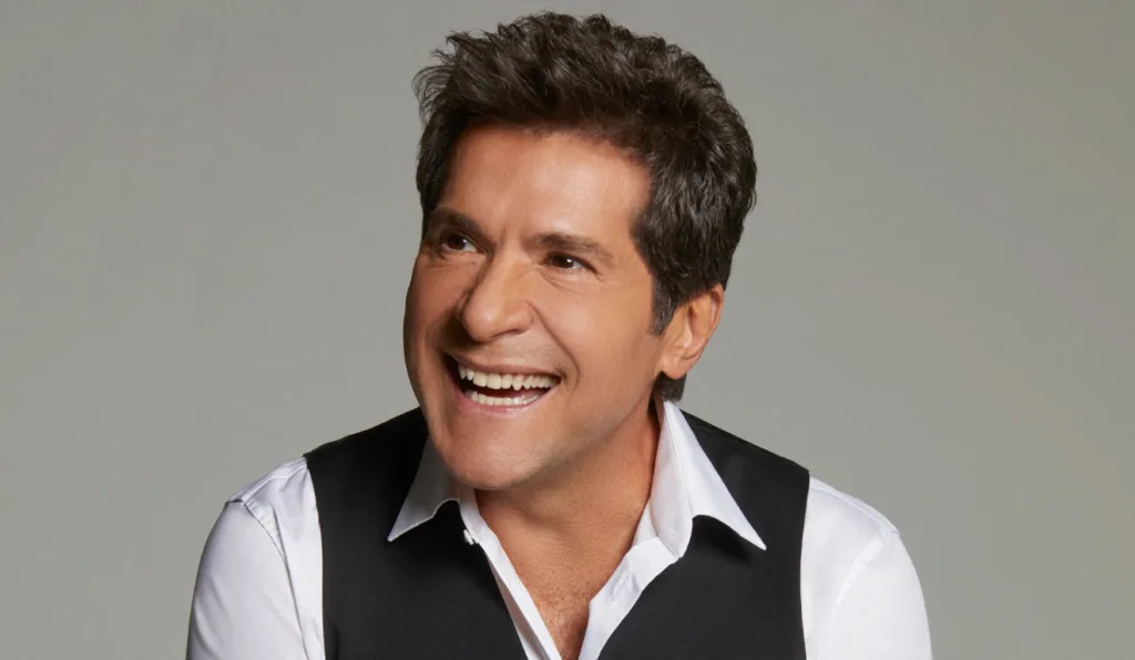 Cantor Daniel sorrindo em foto.