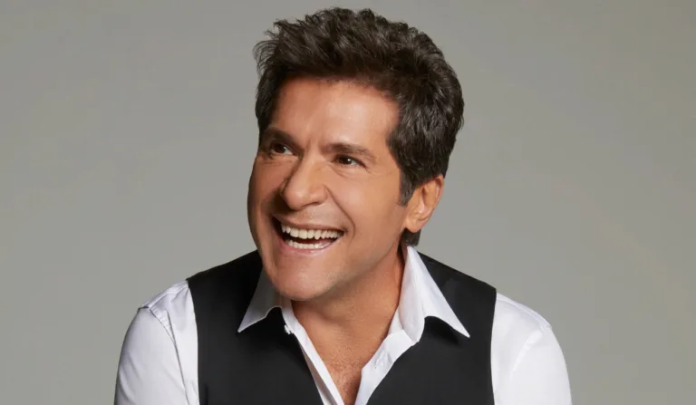 Cantor Daniel sorrindo em foto.