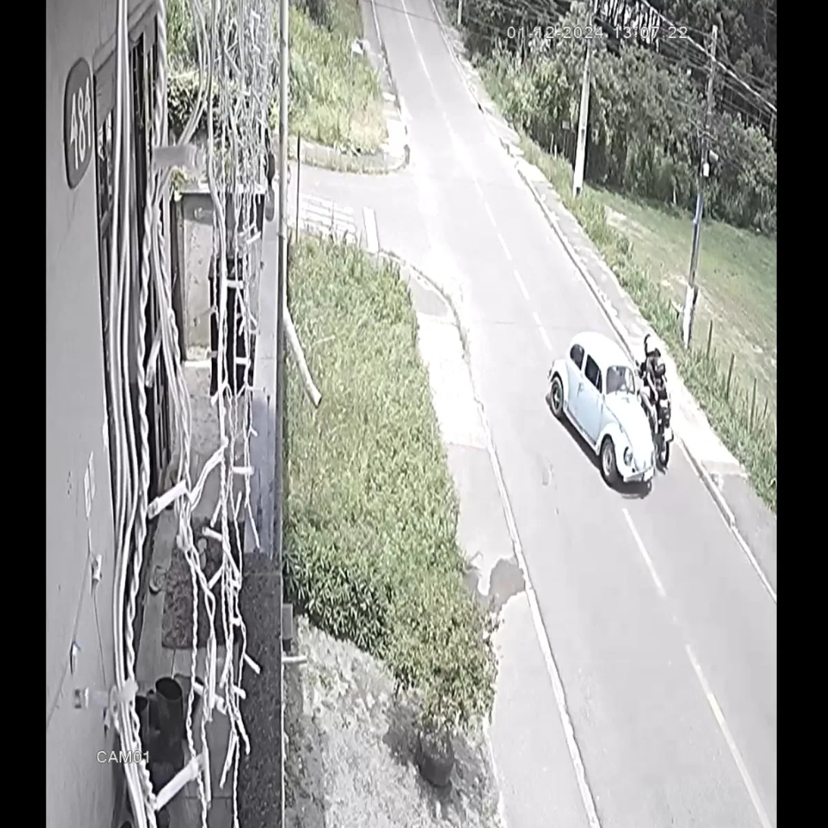 Motorista sem CNH invade preferencial e colide com moto no Paraná; veja vídeo