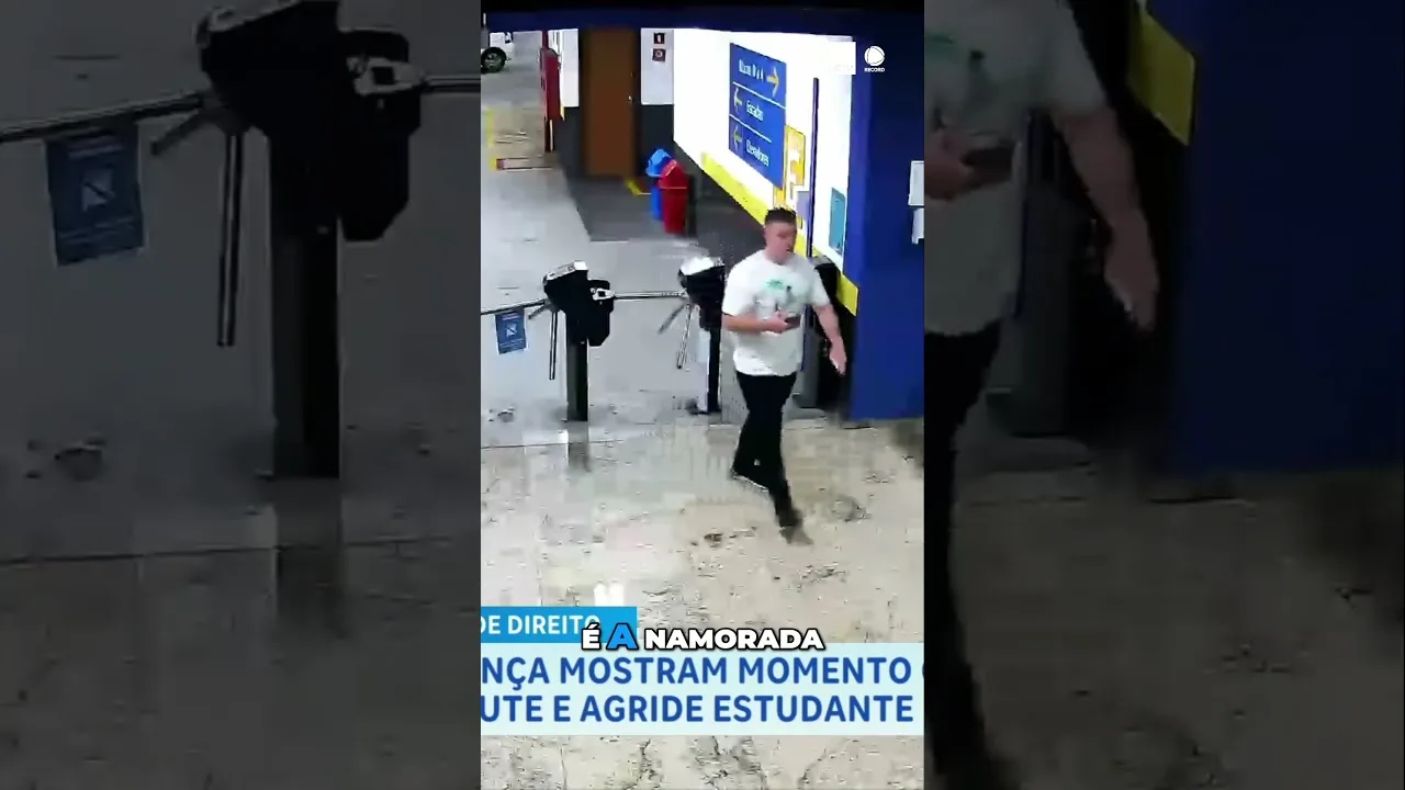 Câmeras de segurança mostram momento que rapaz, que é policial, discute e agride estudante
