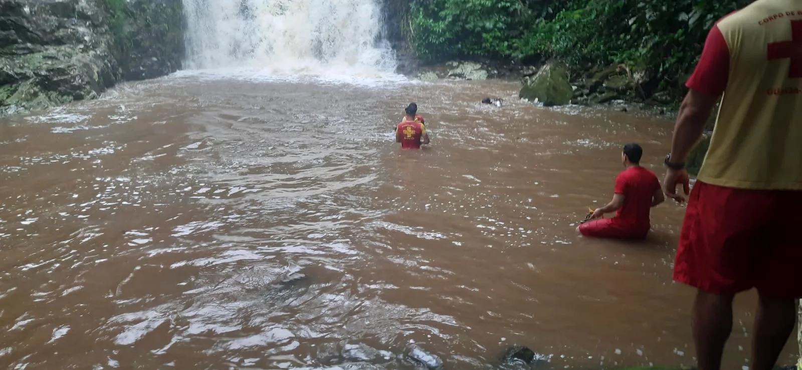 Jovem cai em cachoeira e namorado e padrasto morrem ao tentar salvá-la no Paraná
