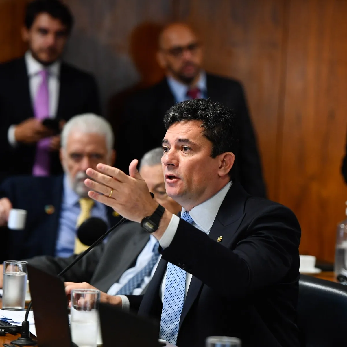 O senador Sérgio Moro (União) criticou, nesta terça-feira (3), o ministro do Supremo Tribunal Federal (STF) Gilmar Mendes por uma declaração do magistrado na Câmara Legislativa do Distrito Federal. Na rede social X (antigo Twitter), o ex-juiz responsável pela Operação Lava Jato disse que "ninguém se importa com a opinião" do ministro.
