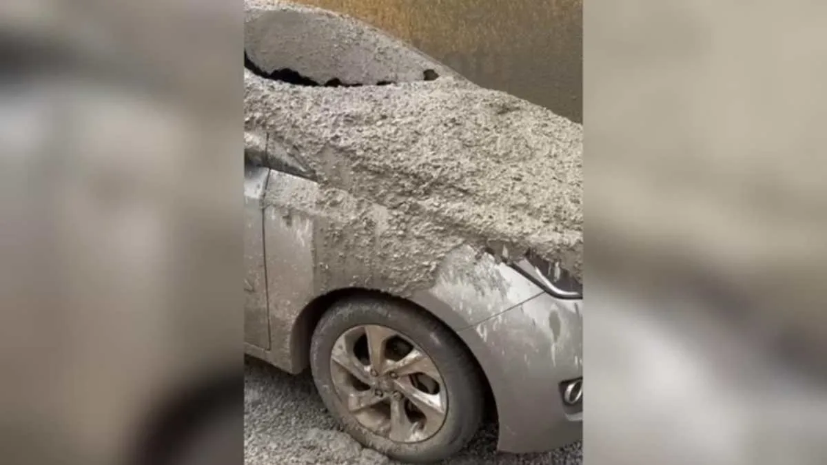 Concreto cai de construção e carro é destruído