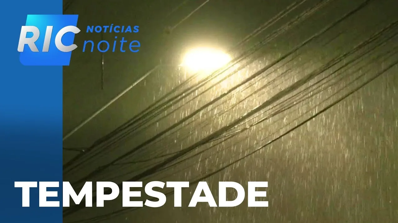 Temporal derruba árvores em Londrina; uma mulher quase é atingida por raio, em Paranavaí