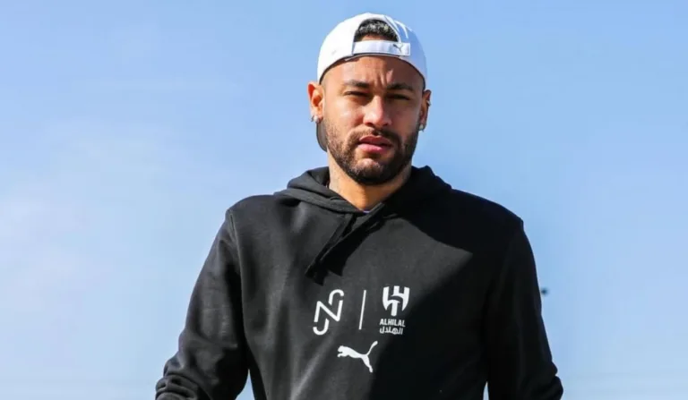 neymar vestindo um boné e um moletom preto