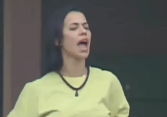 Larissa discute com Babi (Imagem: Reprodução / PlayPlus)