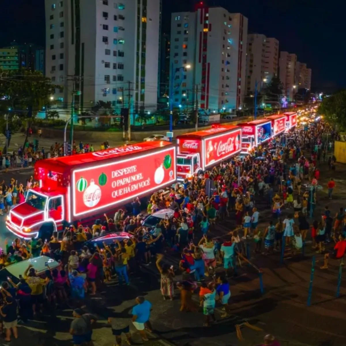 O clima de festa e emoção que tomava conta das ruas da região conhecida como Subúrbio Ferroviário, em Salvador, capital da Bahia, terminou em frustração e confusão na noite de segunda-feira (9). Isso porque o desfile do Papai Noel, ponto alto da já tradicional Caravana de Natal Coca-Cola, teve um longo atraso e foi interrompido antes de chegar ao último bairro previsto em seu trajeto.