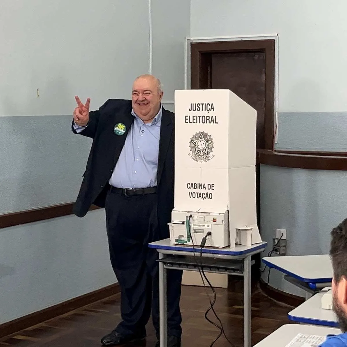 Greca vota e fala sobre deixar a prefeitura: "Curitiba é a nossa casa"